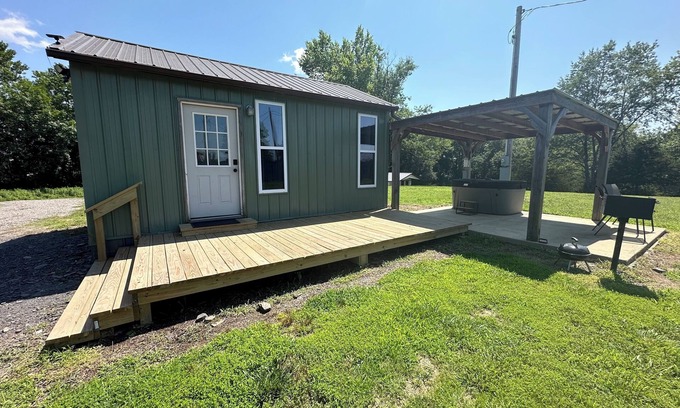 Hatfield Apartamento | Cozy Retreat w/ Hot Tub, Fire Pit & King Bed