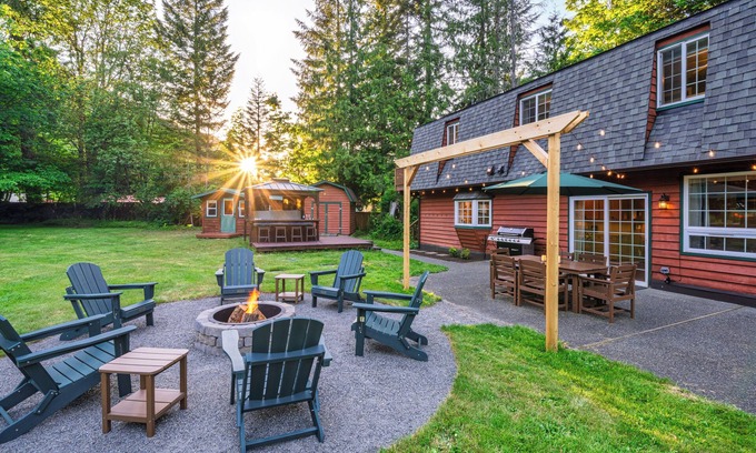 King County Casa | Cozy River Cabin - Sleeps 12 - Hot Tub - EV - Trails & Stevens Pass Nearby