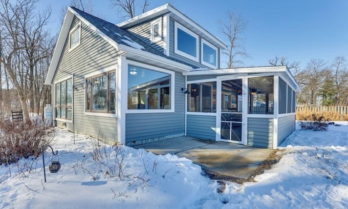 Johnson Creek Cabaña | Cozy Riverfront Cottage w/Kayaks & Fire Pit – Near Madison & Milwaukee