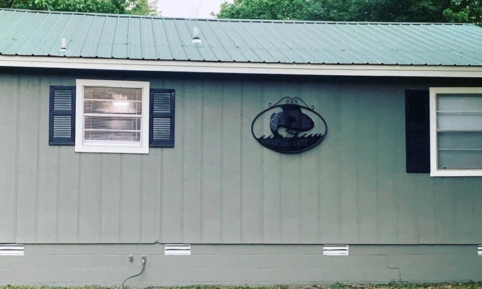 Wilburn Cabina | Cozy riverfront cabin with great outdoor space including a hot tub!