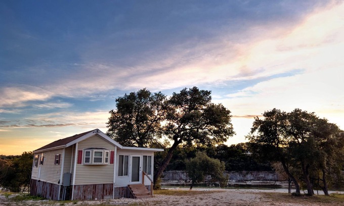 Lakehills Cabaña | Cozy Riverfront Cottage-Casa Avecita @ SparrowBend