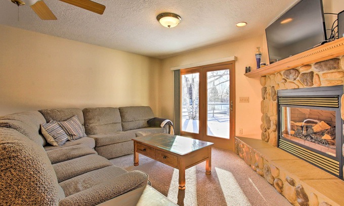 Houghton Lake Casa | Acogedora casa frente al río con pozo de fuego en Houghton Lake!