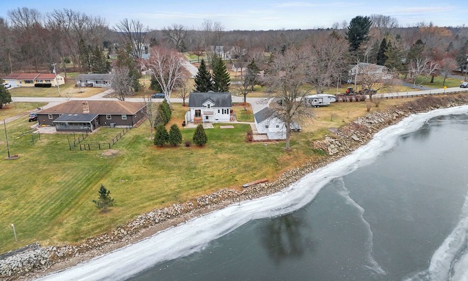Suamico Casa | Cozy Riverfront Retreat