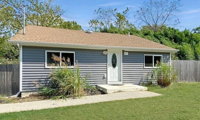 Kings Park Cabaña | Cozy Riverside Cottage