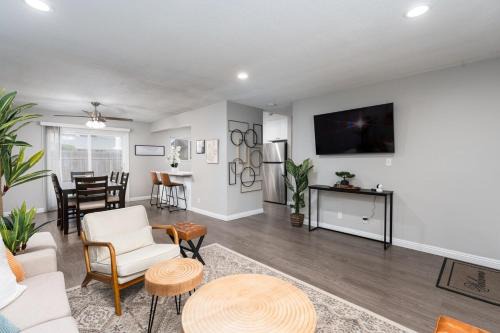 Downtown Riverside Casa | Cozy Riverside Getaway!