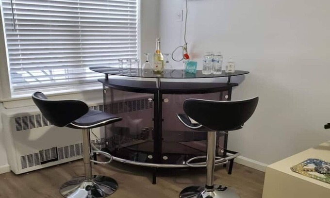 Canarsie Apartamento | Cozy Rockaway Getaway near JFK Airport sleeps 4!