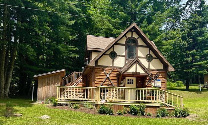 Great Valley Chalet De Esquí | Cozy & Rustic 3 bdr chalet w/ plenty of privacy - your new home away from home!