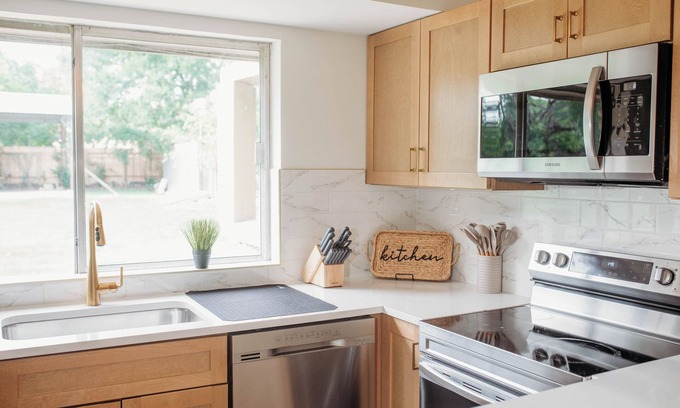 Oak Creek Parke Casa | Cozy Rustic Austin Retreat – just 15 min to Zilker Park & 17 min to downtown.