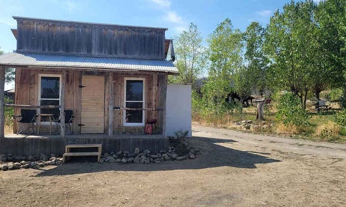 Tumtum Cabina | Cozy Rustic Cabin for a Romantic Stargazing Getaway by the Spokane River near Tumtum, Washington