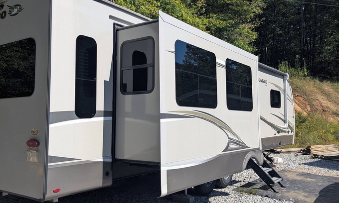 Lancing Casa | Cozy RV in Tranquil Lancing with AC