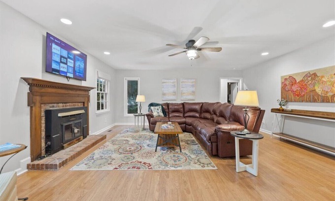 North Raleigh Casa | Cozy Sawmill Cottage Large Private Yard King Bed