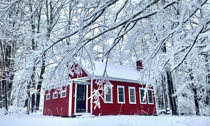 Sandwich Cabaña | Cozy Schoolhouse in charming Sandwich with WiFi, AC