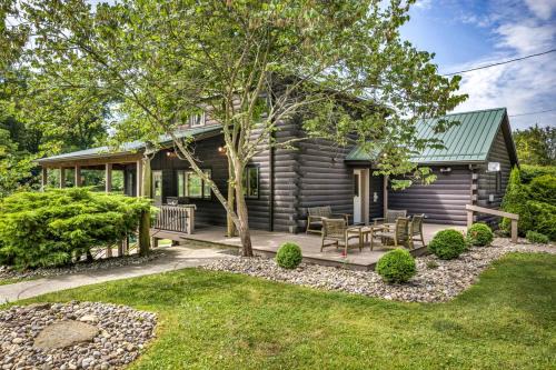 Ava Casa | Cozy Secluded Cabin with Games and Hot-tub in Sarahsville, Ohio