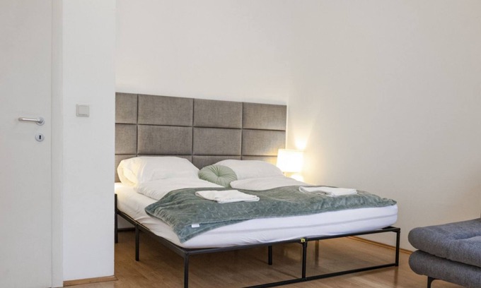 Ottakring Apartamento | Cozy Shared Room for 3P, 6-Min to Lugner City Mall