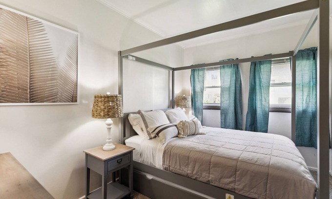 Cuyahoga Falls Casa | Cozy single level 3 bedroom home 5 beds fits 8 guests comfortably.