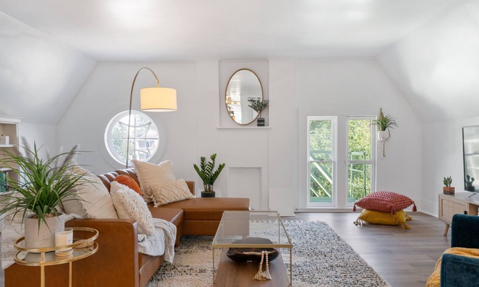 Buffalo Apartamento | Cozy & Spacious Getaway! Centrally Located.