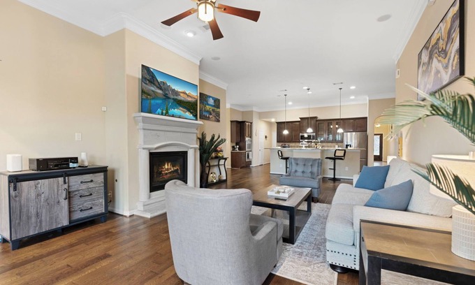 Pearland Casa | Cozy - Spacious - Home Office - Game room - Home theatre - Ever green turf - 4Br