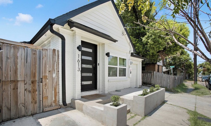 Greater East End Casa | Cozy Stay Near Downtown -10 min- La Casita Blanca