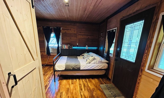 Fenton Cabina | Cozy studio cabin in charming Fenton near Cider Mills and Trails!