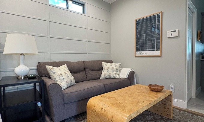 Willo Apartamento | Cozy studio in a beautiful historic neighborhood. Walking distance to lightrail.