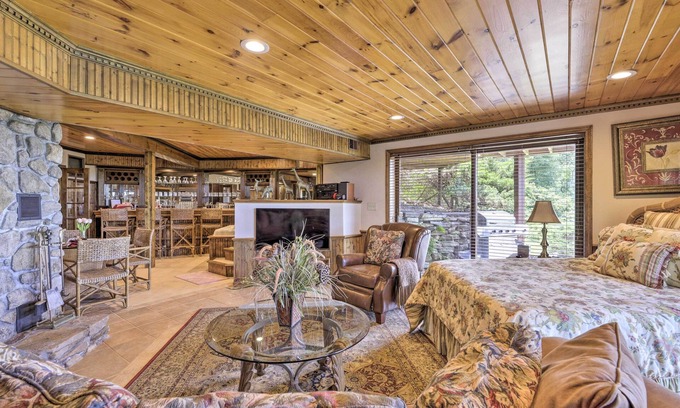 Montville Apartamento | Cozy Studio: Indoor Hot Tub & Inground Pool Access