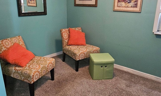 Interchange Square Apartamento | Cozy studio with office, full kitchen, bathroom close to beach Palm Bay
