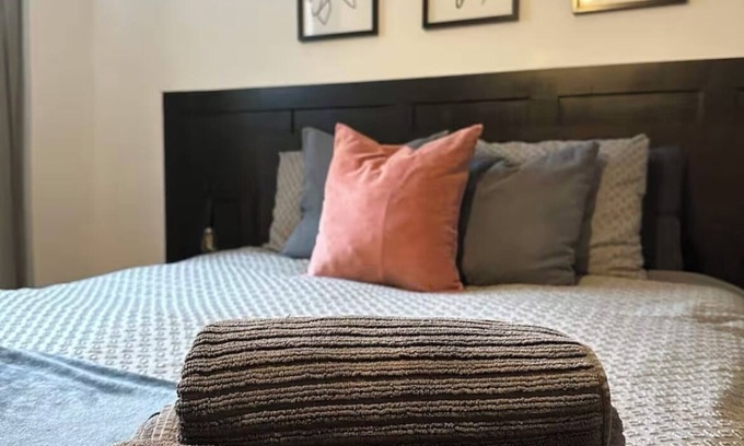 Longueuil Apartamento | Cozy Suburban Retreat Free Parking Close to Montreal DownTown