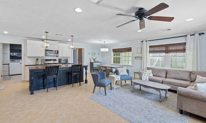 Sulphur Casa | Cozy Sulphur Getaway, Pool & Basketball Court