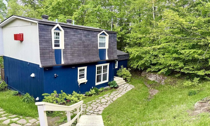 Sainte-Adele Casa | Cozy, Sunlit Family Retreat in Sainte-Adèle – Near Ski, Trails & Spa!