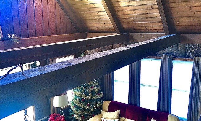 Hingham Cabaña | Cozy Sunset Loft by the Lake