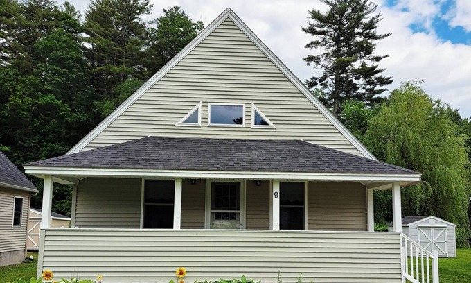 Litchfield Cabaña | Cozy Sunshine Cottage on Woodbury Pond