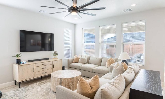 Washington Casa | Cozy Sweet Retreat Brand New Private Home w Spa Game Room and Firepit