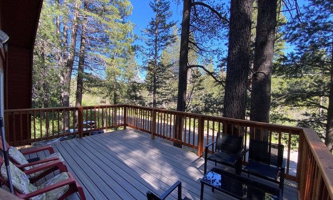 Mountain View Estates Cabina | Cozy Tahoe Cabin Nestled in the Forest - Next to Mountain Trails & Sledding Hills - Close to Heavenly