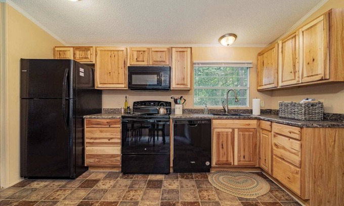 Travelers Rest Casa | Cozy Terrace~28 Day Midterm~All Parks Pass~FASTWI-FI~Private Backyard~Deck~Grill