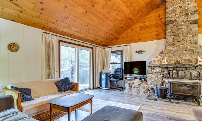 West Poland Cabina | Cozy Thompson Lake Cabin w/ Boat Dock & Launch
