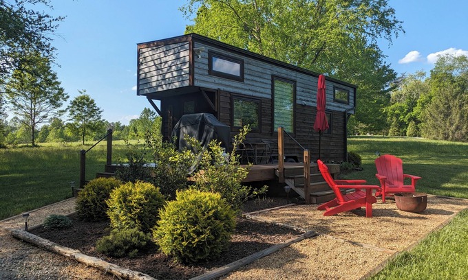 Ruckersville Casa | Cozy tiny home w/lofted king bed, outdoor oasis and 5-15m to local activities