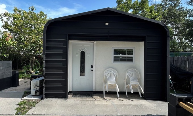 West Colonial Apartamento | Cozy tiny house escape in sunny Orlando with WiFi, AC, and all you need to relax