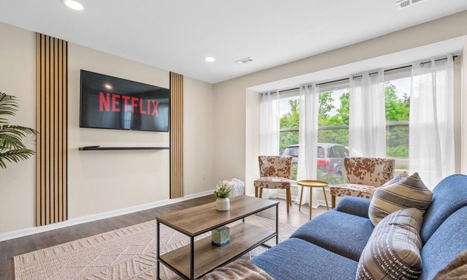 Sterling Casa | Cozy Townhome - 7 min from Dulles Aiport / 35 min to DC!