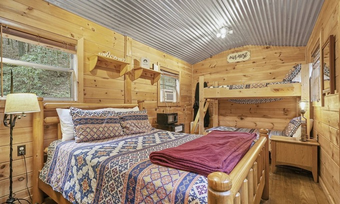 Ellijay Cabina | Cozy TRAIL's END tiny house style cabin at Mulberry Gap with AC, WiFi