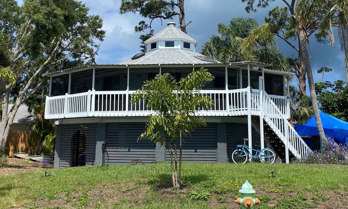 South Venice Casa | Cozy Treehouse-One-of a kind stay-only 5 minutes to beach. Beach gear included!