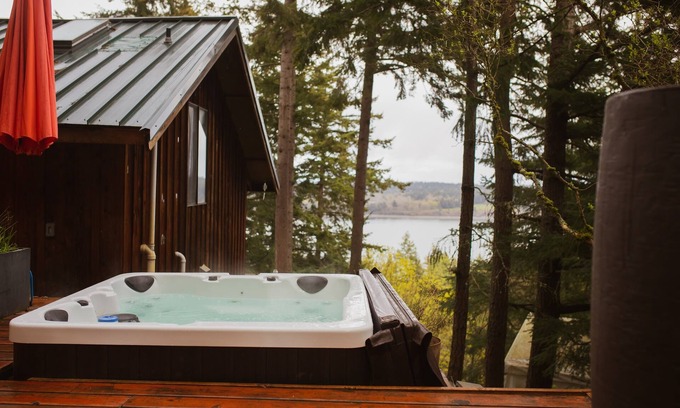 Lummi Island Cabina | Cozy Treetop Cabin *Hot Tub*
