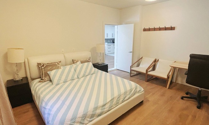 Hollyburn Casa | Cozy Two-Bedroom Suite Near Beach, Stanley Park, Cypress Mountain, Downtown Van