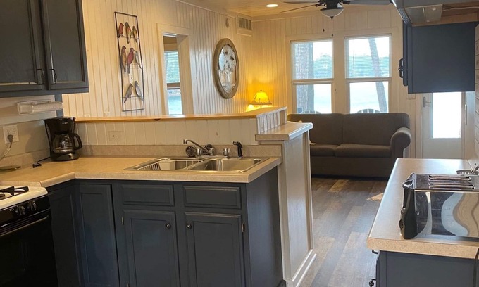 Waupaca Cabaña | Acogedora casa de campo frente al lago actualizada sobre los O'Lakes de cadena Waupaca