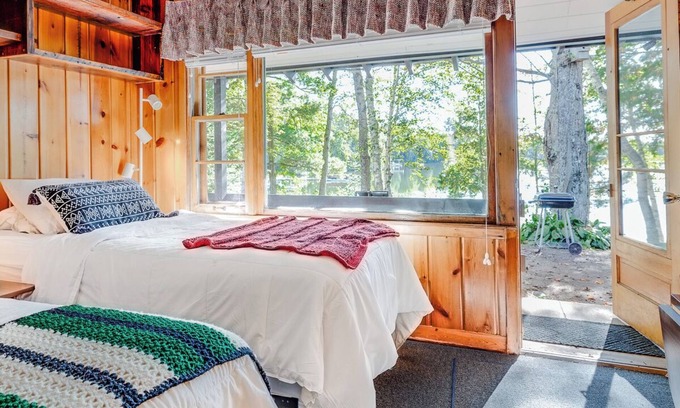 Presque Isle Apartamento | Cozy Updated Lakeside Retreat W/ Full Kitchenette