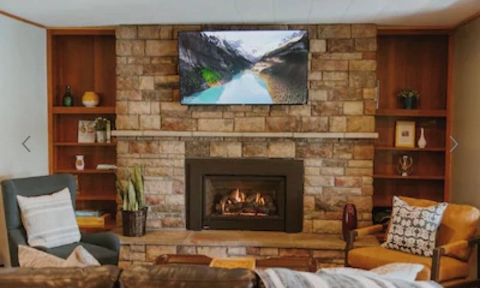 Webster Cabina | Cozy Vacation Cottage on the Lake with Hot Tub!