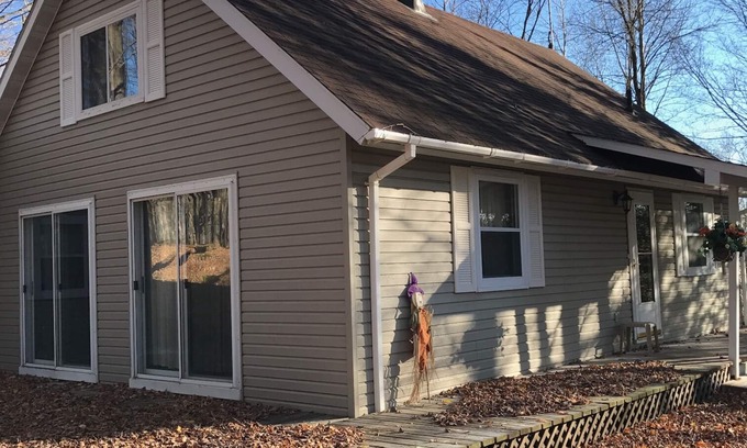 Lakewood Casa | Acogedora casa de vacaciones situada en una tranquila zona boscosa.