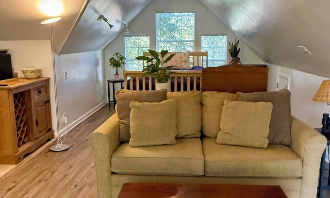 Healdsburg Apartamento | Cozy vineyard studio in welcoming Healdsburg with WiFi, AC, fireplace, jacuzzi