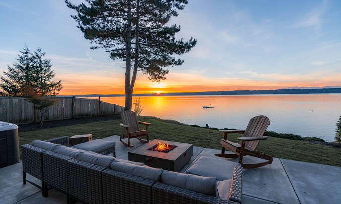 Gig Harbor Casa | Cozy Waterfront Escape with Hot Tub, Propane Firepit, Kayaks and Beach Access