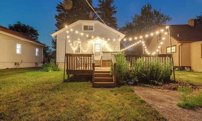 Westmont Casa | Cozy Westmont Home: Walk to Metra Station!