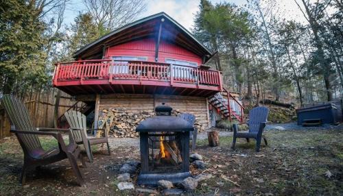 Huberdeau Casa | Cozy Winter Kabin + Hot Tub & Firepit